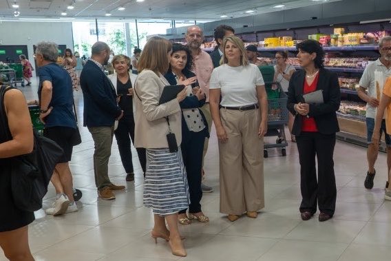 JeGiGa's tweet photo. El 8 de junio solicitamos un pleno extraordinario sobre esta cuestión.

El 22 de junio sigue sin convocarlo la alcaldesa.

Si tiene tiempo de pasear por Mercadona con 3 concejales.

Su reino no es de este mundo y lo que le pase a los niños o profesores le importa… ¡que si quiere bolsa, oiga!
