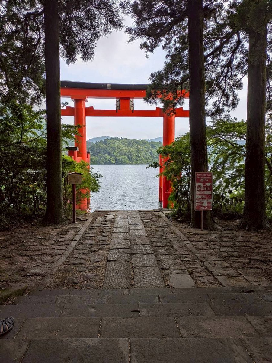 moon42523209's tweet photo. 箱根神社の境内にある九頭龍神社（新宮）⛩️と、平和の鳥居⛩️湖畔から見た鳥居と芦ノ湖から見た鳥居⛩️ https://t.co/QhFMoXJ1hu