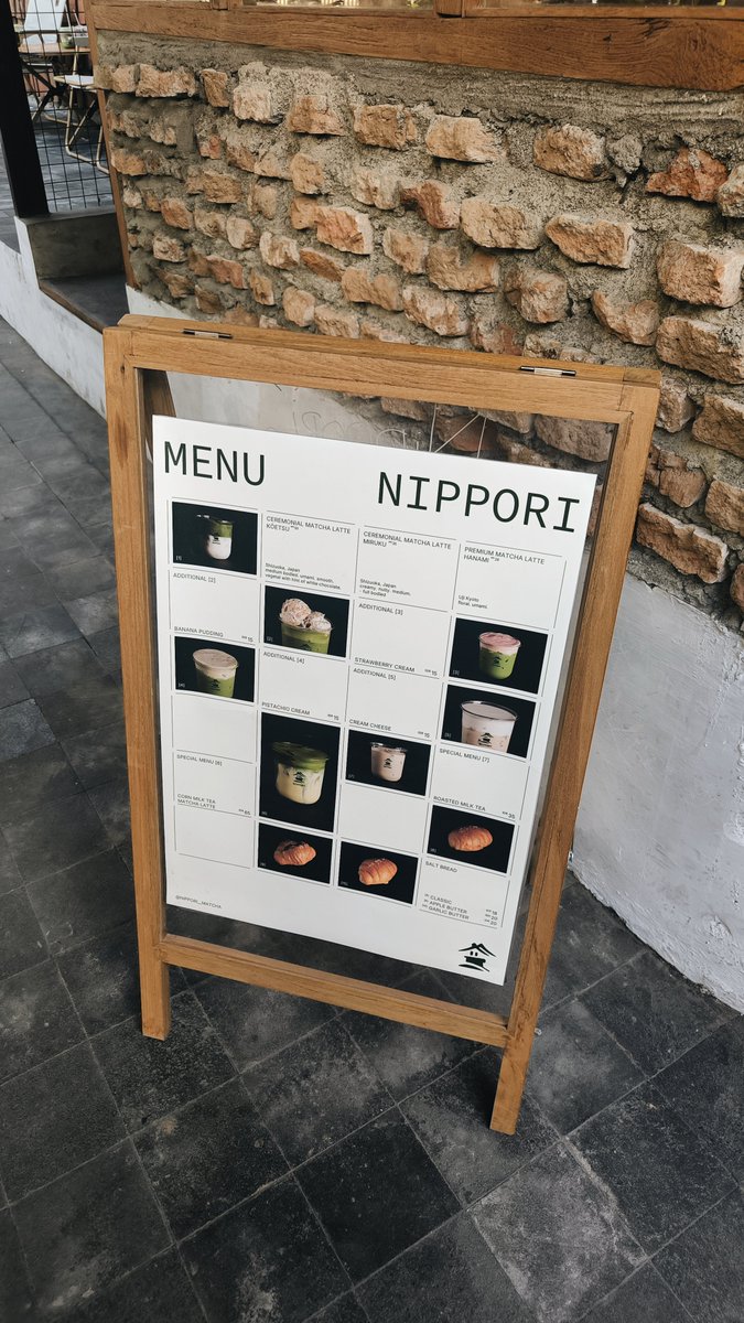 heninurh's tweet photo. Kemarin aku nyobain matcha latte di nippori jogja. Aku pilih powder koetsu dari shizuoka dengan rasa creamy, nutty, dan vegetal. Sebagai orang awam tentang matcha tapi suka matcha, ini rasanya lumayan enak.
Salfok sama tempatnya karena estetik sekaliii 🫠 https://t.co/OvOTCCa03p