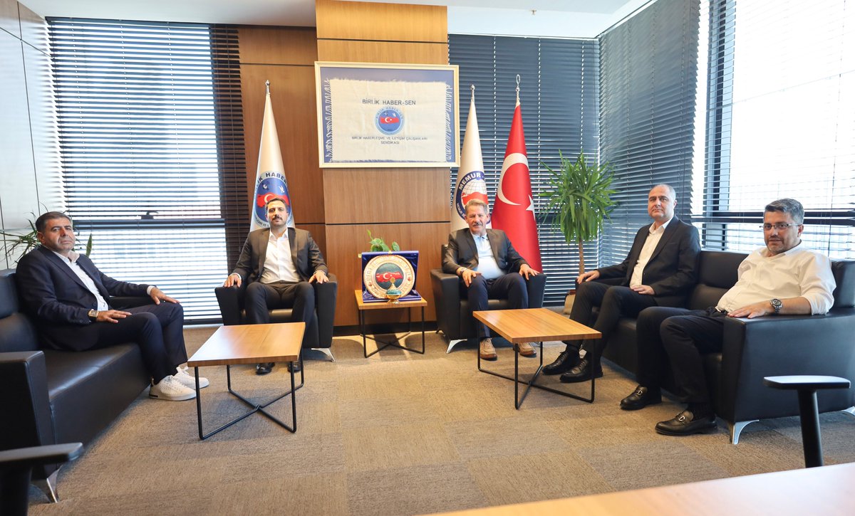 _omerbudak_'s tweet photo. Birlik Haber-Sen Doğu Anadolu 3 No’lu Elazığ Şube Başkanımız Mehmet Kaya Şimşek ve şube yönetimi, sendikamıza nezaket ziyaretinde bulundu.

Nazik ziyaretlerinden dolayı kendilerine teşekkür ediyor, çalışmalarında başarılar diliyorum. https://t.co/nB7dCqKqGx