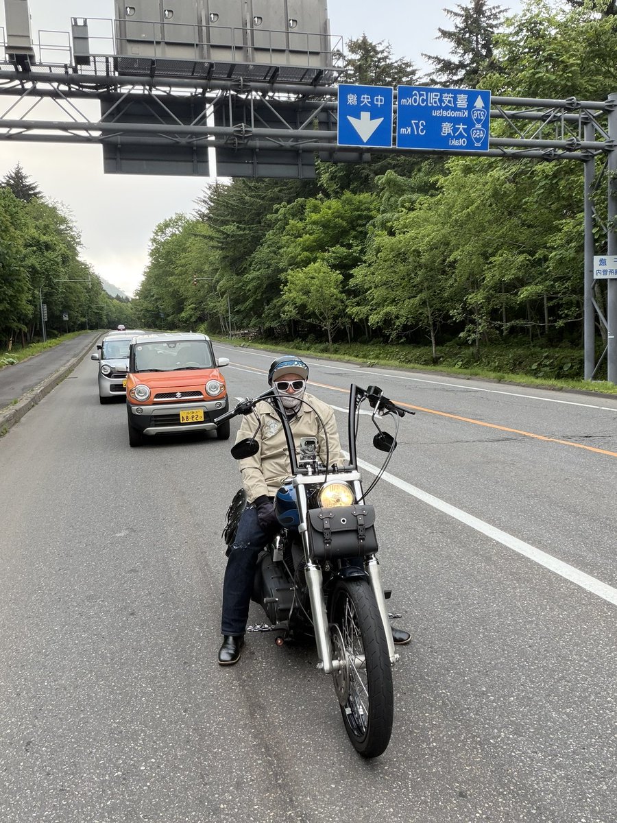 Cota69rock's tweet photo. 伊達ツーリング④
再び、きのこ王国へ
さきほどは、マイケルと写真を撮れなかったので
ここから支笏湖手前でC.W.Tのお二人と別れ、MCメンバーと支笏湖経由で帰宅
#FLHX
#FXDWG
#FLSTC
#チーフダークホース
#FortyFiveMotorcycleClubSapporo https://t.co/fUOazEvPBV