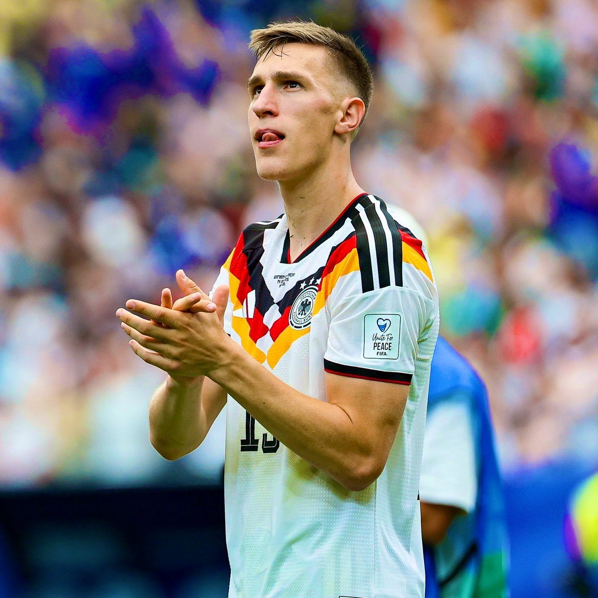 Gazpachen's tweet photo. La peor noticia llegó a Alemania.

Nico Schlotterbeck sufrió una lesión del ligamento colateral medial en el tobillo izquierdo y se queda sin Mundial.

El comunicado de Borussia Dortmund indica que estará varios MESES de baja, por lo que, la lesión es más grave que un simple esguince.

Baldazo de agua fría para la selección alemana que deberá reajustar la zaga y, posiblemente, sea Rüdiger quien lo reemplace.