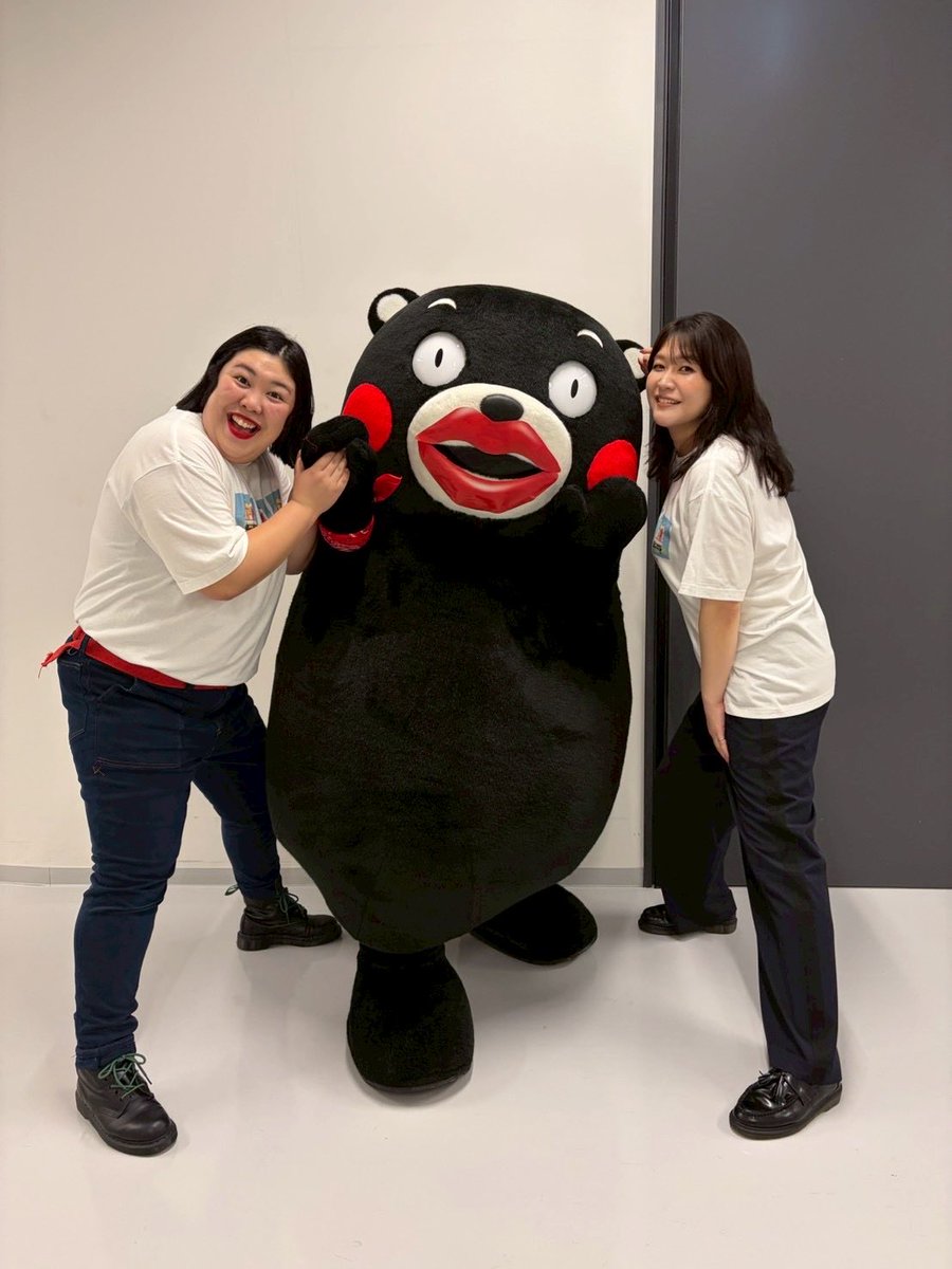 KumamoP's tweet photo. 熊本単独&出張タンクトップキッチン
ありがとうございました！！！！
単独はなんとくまモンが口紅とバンダナつけて来てくれたで！！！
くまモンとせいやさんぶりに相撲したで！
くまモンやっぱ体幹強いわ！！！！
タンクトップキッチンのゲストにはマユリカさんが来てくれて熊本名物太平燕、からし蓮根を振る舞ったで！！！！
熊本帰って来れて嬉しかったで〜！！
またこれるように頑張る〜で〜！