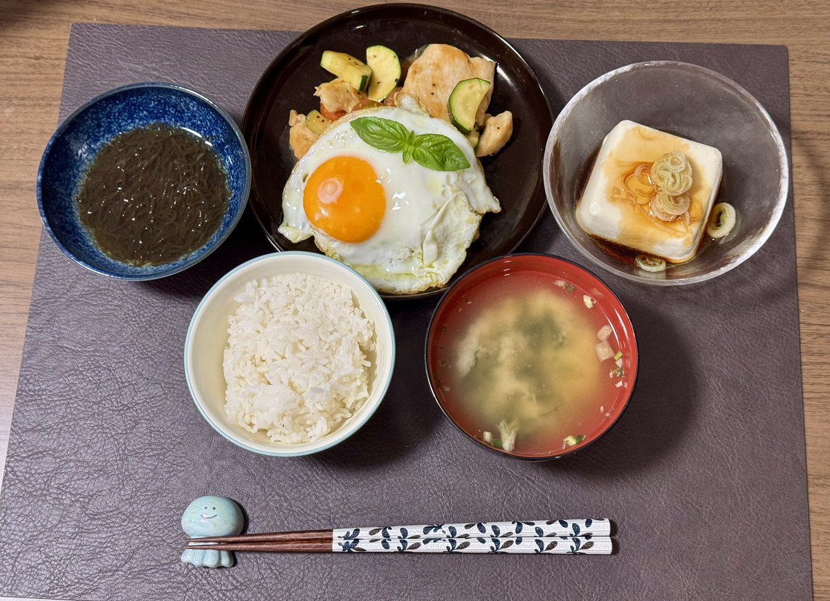 komadog's tweet photo. バジルがモリモリ育ってるので今日も摘んできてバジル料理にしたよ！鶏むね肉と夏野菜のバジルナンプラー炒め、おいしい🤤

トレーニングもしっかり🏋️ https://t.co/XFZuJkO03J