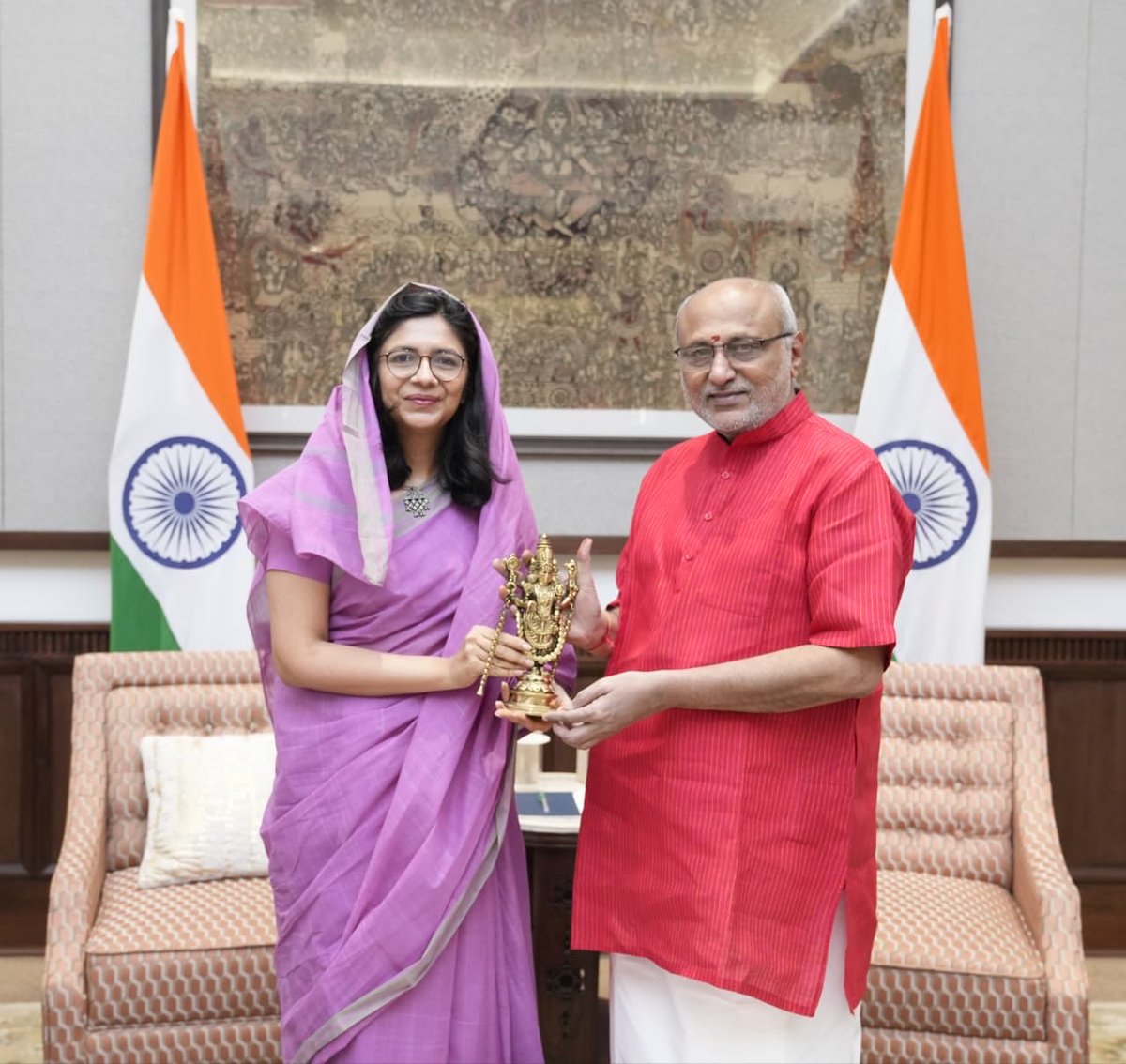 SwatiJaiHind's tweet photo. आज माननीय उपराष्ट्रपति श्री सी. पी. राधाकृष्णन जी से शिष्टाचार भेंट कर उनका स्नेहपूर्ण आशीर्वाद एवं मार्गदर्शन प्राप्त करने का सौभाग्य मिला।

सार्वजनिक जीवन में उनका अनुभव, सरलता और राष्ट्रसेवा के प्रति समर्पण हम सभी के लिए प्रेरणादायी है। 🙏

@VPIndia https://t.co/wW1kbBWHUc