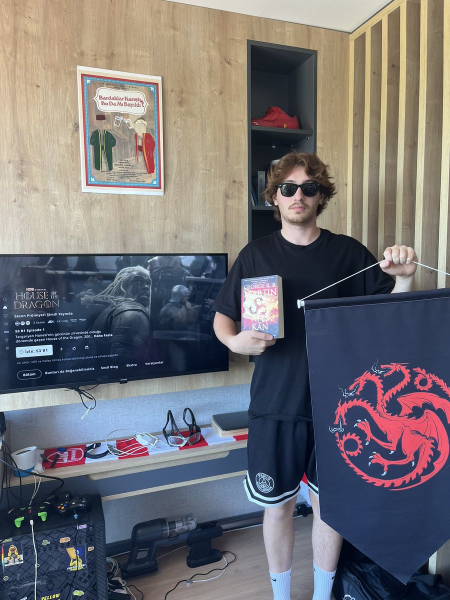 mertblgc35's tweet photo. RAISE YOUR BANNERS FOR THE DRAGON QUEEN #teamblack https://t.co/xd7vmDcL1q