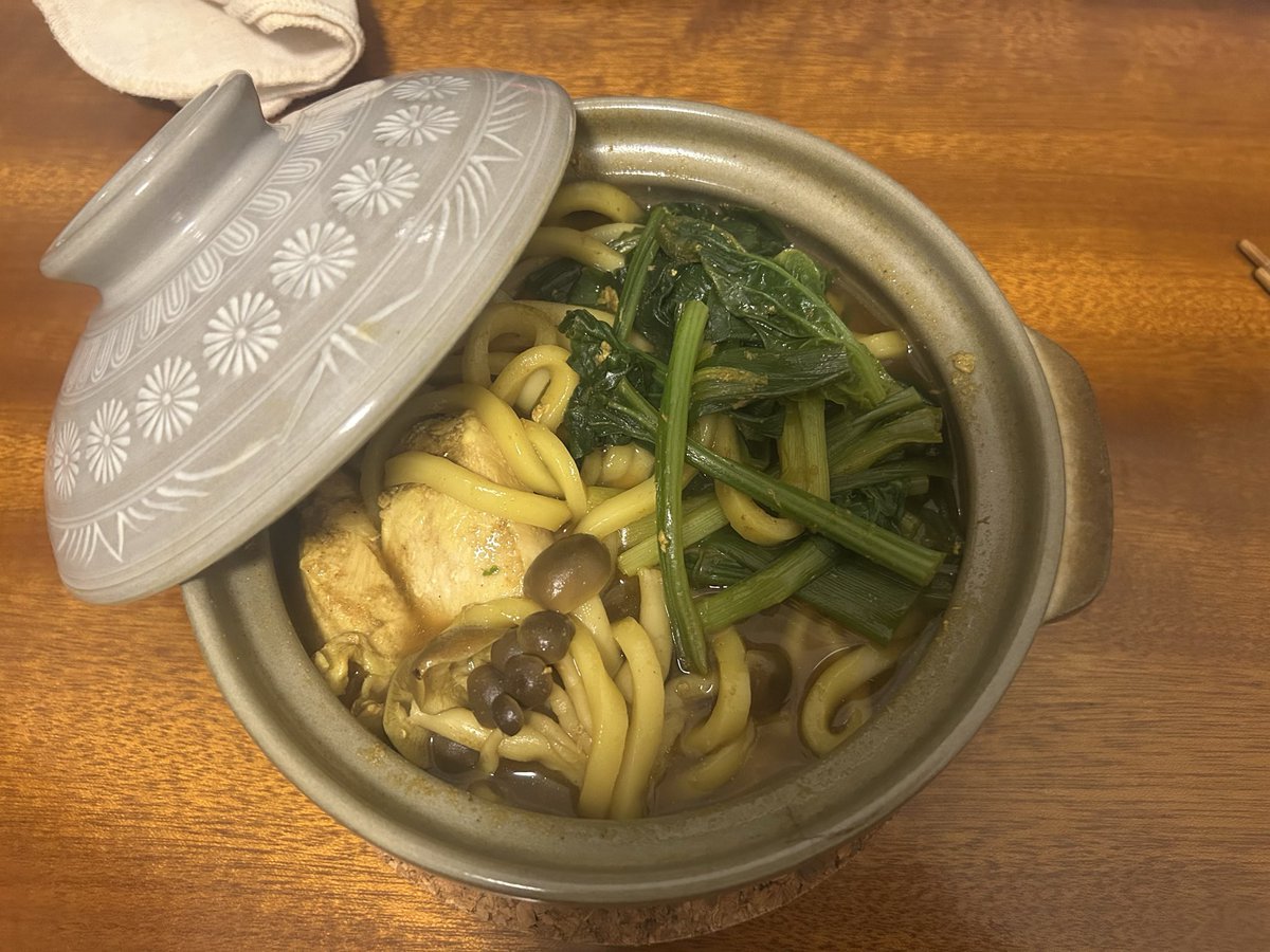 kasukasux's tweet photo. 気温の寒暖差…急な暑さ、湿気、クーラーなど体調崩しやすいと思って今週のご飯はカレー鍋焼きうどんにしてみた！
めちゃくちゃ汗かいたけど、美味しかった^_^
#オヤジ飯 #鍋焼きうどん #カレー
 #赤缶 https://t.co/rAJkaE7a6x