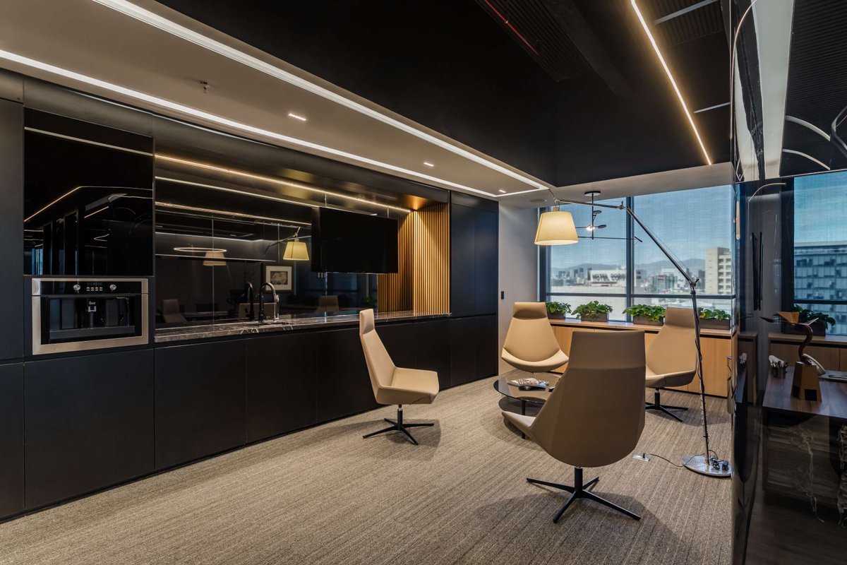 workplus_MX's tweet photo. Madera, cristal y pisos en LVT se combinan para generar ambientes con identidad propia sin perder continuidad visual. Complementando esta propuesta, los elementos acústicos se integraron para favorecer el confort y la funcionalidad del espacio en el Corporativo RA. https://t.co/1nUcLF1LXh