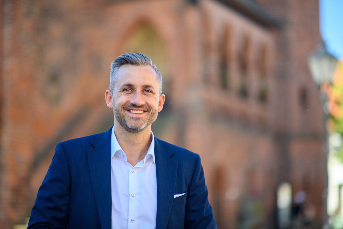 kripp_m's tweet photo. ‼️Bericht: Das will die AfD an deutschen Schulen und Universitäten verändern

👉Pensionierte Lehrer sollen zurückgeholt werden, Informatik soll Pflichtfach werden, zudem wendet sich die Partei gegen eine „Frühdigitalisierung“ bereits in der Grundschule. Die AfD bekennt sich ausdrücklich zum Leistungsprinzip und sieht das Gymnasium als Eliteschule. Die „zunehmende Heterogenisierung der Lerngruppen“ habe das Leistungsniveau gesenkt, das „Experiment Inklusion“ sei gescheitert und müsse zurückgenommen werden, heißt es in ihrem Regierungsprogramm. 

👉Zudem will die AfD Schullaufbahn-Empfehlungen nach der Grundschule wieder verbindlich machen, gegen die Noteninflation vorgehen und Smartphones aus den Klassenzimmern verbannen.
Fokus auf Befreiungskriege und die Reichsgründung von 1871
Darüber hinaus fordert die Partei Deutschlandfahnen an Schulen, die Aufnahme von „Heimatliebe“ in Schulgesetz und Verfassung sowie eine stärkere Ausrichtung des Geschichtsunterrichts auf die Befreiungskriege und die Reichsgründung von 1871.

👉An den Hochschulen sollen Gender-Studies abgeschafft, Gleichstellungsstrukturen zurückgebaut und Bachelor- und Masterabschlüsse langfristig wieder durch Diplom und Magister ersetzt werden.

https://t.co/v3feJvD1F3