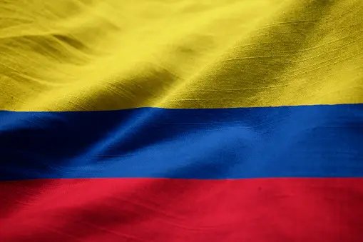 LuisitoPSUV4F's tweet photo. #ATENCIÓN EN COLOMBIA, AYER NADIE GANÓ NADA🇨🇴🚨

El resultado que se conoció, con apenas una diferencia del 0,95 %, es decir, 245.000 votos entre ambos candidatos, correspondía a un empate técnico al no llegar ni siquiera a un punto de diferencia. Un resultado que representaba la más corta diferencia de votos que se había registrado nunca en una segunda vuelta en el país. Y, sin embargo, la ciudadanía no estaba ante un resultado definitivo, sino ante un preconteo de mero valor informativo, es decir, no vinculante de ninguna manera.

Por eso, la atención se centraba ayer en Corferias, el mayor centro de votación de Bogotá y, por tanto, donde había más actas en juego. En ese momento allí, los abogados del Pacto Histórico estaban cuidando las urnas. 

El resultado real empezaría a disputarse hoy a las 8:00 a. m. cuando empezara el escrutinio, contándose cada acta de cada urna, de cada mesa y de cada centro en todo el territorio colombiano y en el exterior. Todo esto comprobándolo con lo registrado en los formularios E-14 de ese preconteo.

Ayer se vivió una jornada con irregularidades en el país: desde urnas crecidas anormalmente durante el día y designación sesgada de testigos electorales en el voto en el exterior, hasta posibles indicios de compra de votos. Por tal motivo, los testigos electorales del Pacto Histórico empezaron a impugnar 33.000 mesas. 

El preconteo que se conoció anoche venía dado por un software privado, propiedad de los hermanos Bautista, señalados como amplios beneficiados de los gobiernos uribistas y bajo cuyo cargo ya se habría protagonizado un fraude electoral en las últimas elecciones hondureñas.

Cabe recordar además que, en la última elección colombiana que le otorgó el triunfo a Petro, precisamente fue escrutando el resultado que se recuperaron más de medio millón de votos «perdidos» en el preconteo. 

Por eso, ahora mismo es fundamental que los colombianos se registren como testigos digitales y ayuden a escrutar el resultado. La disputa apenas empieza, por lo que hacer valer la democracia está en las manos de todos.