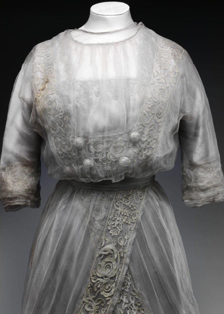 kateStrasdin's tweet photo. There is an icy coolness to this gown with its silvery sheer layers, a not unwelcome sensation in the current mini heatwave here. It was made c1909 for Heather Firbank by a fashion house called Pickett on Savile Row @V_and_A #FashionHistory https://t.co/28kfXKEOgv