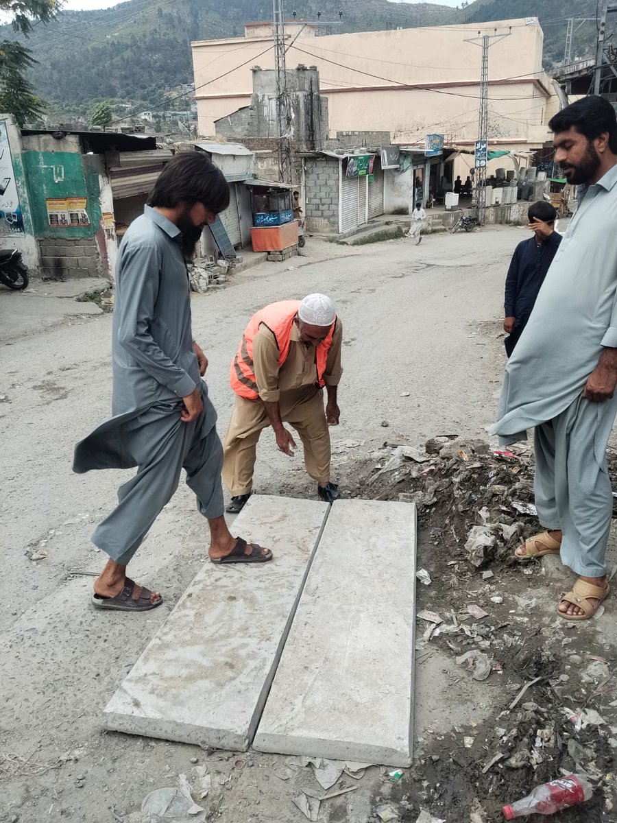 dcdirlower's tweet photo. ڈپٹی کمشنر آفس کو موصول ہونے والے اوڈیگرام بازار میں سڑک کے کنارے کھلے مین ہولز پر ڈپٹی کمشنر کے احکامات کی روشنی میں ٹی۔ ایم۔ اے بلامبٹ کی فوری کاروائی۔ کھلے مین ہول کو کور کیا گیا https://t.co/we3oBYzNE1