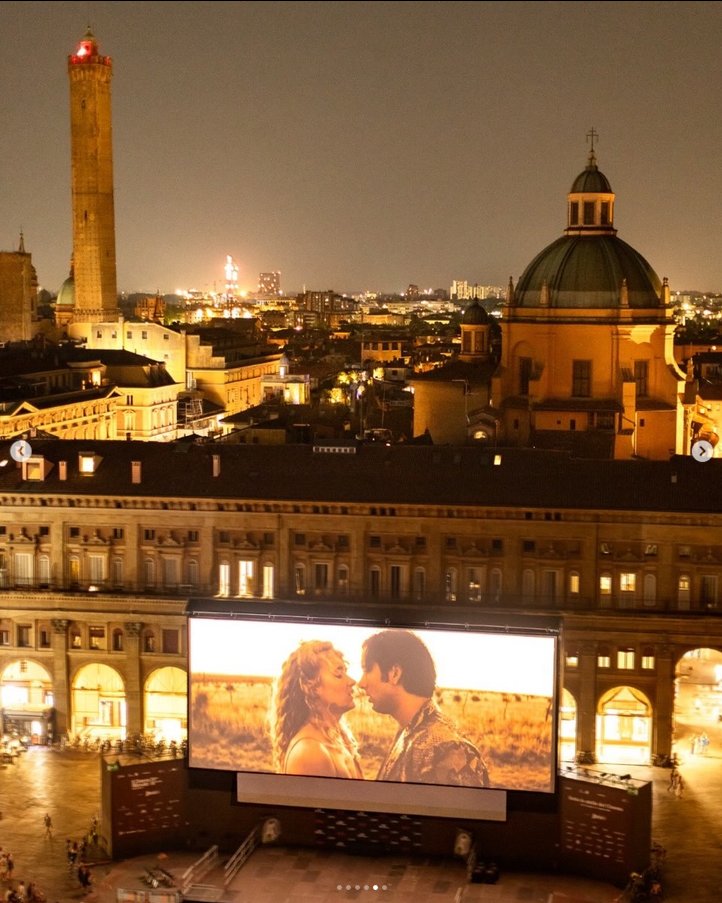 ThatsOurWaldo's tweet photo. Last night, thousands filled Bologna’s Piazza Maggiore for an open-air screening of the 4K restoration of David Lynch's Wild at Heart, preceded by an introduction from the one and only Isabella Rossellini. https://t.co/bqxsDYKYek