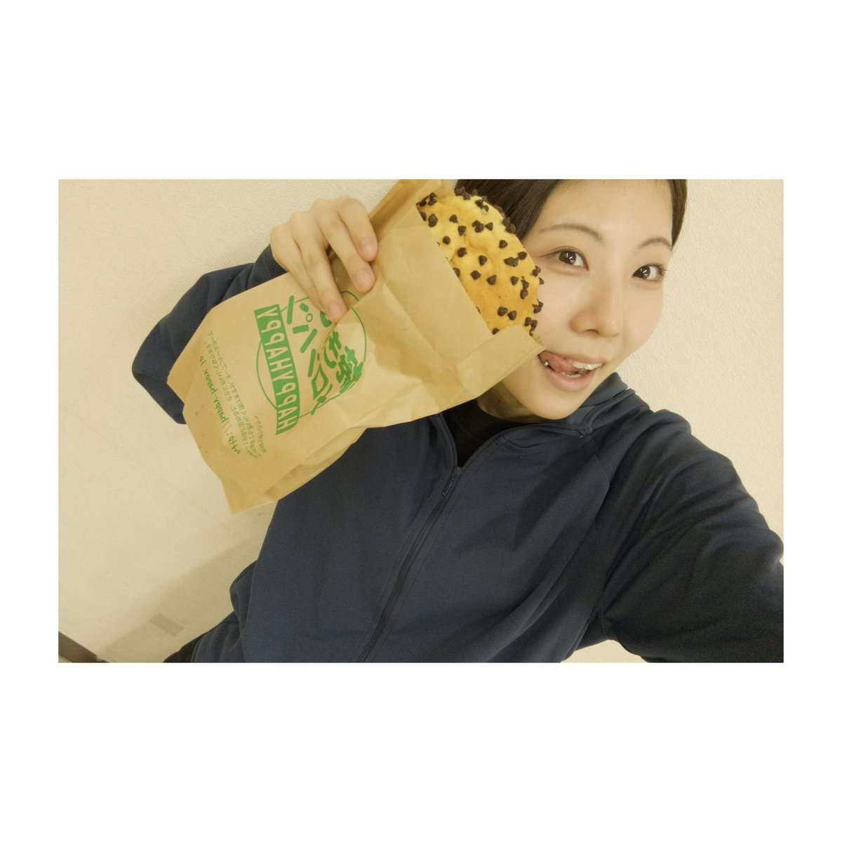 hase_mizuki_'s tweet photo. (月)

幸せのメロンパン。
キッチンカー行ったり来たりして悩んで、プレーンかチョコチップで悩んで、大切に持ち運んだメロンパン。
ちゃんと幸せになれました。よい日だった。

みづき https://t.co/lhSplLx624