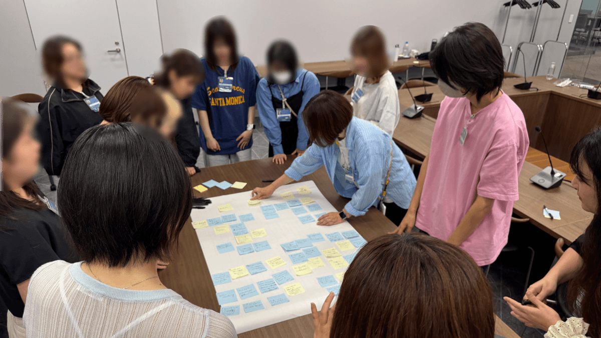 gmomediadesign's tweet photo. 先日、GMOペパボ(@pepabo)さんとデザイナー合同勉強会「デザクロ」を初開催しました✨

テーマは「教えて！デザイナーのAI活用術」

各社2名ずつのLTとトークタイムで大盛り上がり🔥
同じグループ会社でも知らなかったことや新たな学びがたくさんで刺激になりました！ https://t.co/U5XmsAR39x