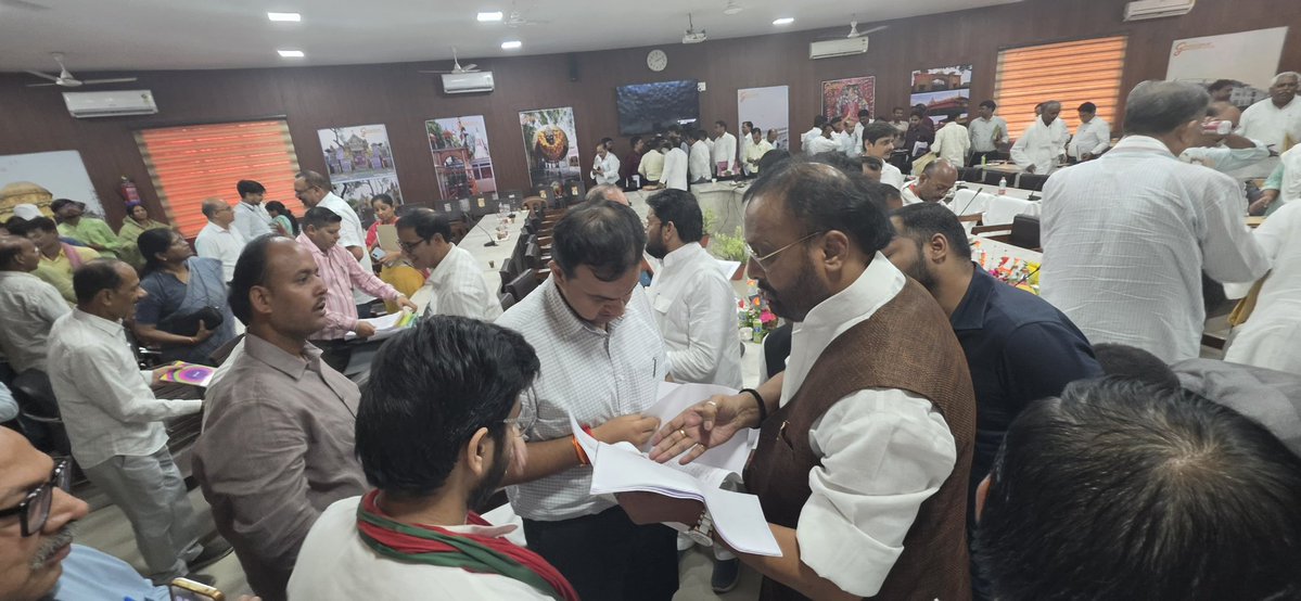 opsinghofficial's tweet photo. आज कलेक्ट्रेट सभागार गाज़ीपुर में आयोजित जिला विकास समन्वय एवं निगरानी समिति "दिशा" की समीक्षा बैठक में शामिल होकर क्षेत्रीय विकास कार्यों और योजनाओं की स्थिति का विस्तृत अवलोकन किया तथा अधिकारियों और कर्मचारियों को इन कार्यों के समयबद्ध क्रियान्वयन हेतु आवश्यक दिशा-निर्देश दिए। https://t.co/g3dygozEXn