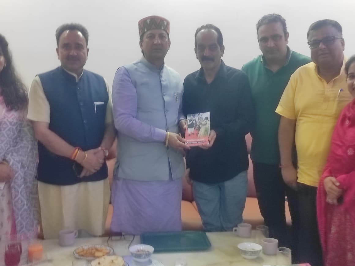 SikanderBJP's tweet photo. जिला महामंत्री श्री भरत साहनी जी, मंडल अध्यक्ष श्री शैलेंद्र गुप्ता जी तथा अन्य सम्मानित पदाधिकारी एवं कार्यकर्ता साथ रहे।
#12YearsOfModiGovernment https://t.co/X9Hvbuno6O