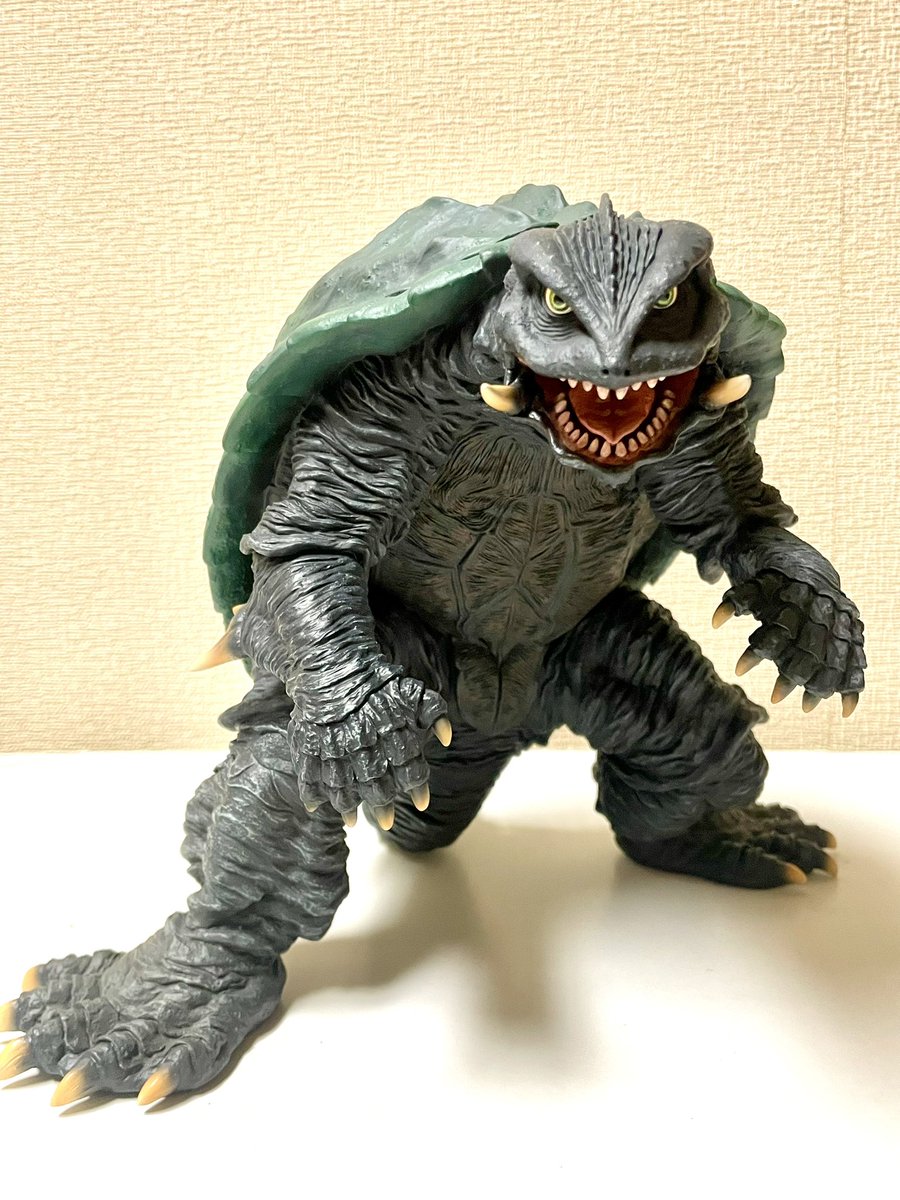mun123563's tweet photo. エクスプラスさんの大映30cmシリーズ、ガメラ（1996）リニューアルVer.
ふふふ、やっぱG2ガメラはカッコいいね〜☺️
限定版はソルジャーレギオン300体付くみたいだけど…管理が大変そうなので通常版をチョイス😅
#ガメラ
#レギオン襲来 https://t.co/TaObKKCdMI