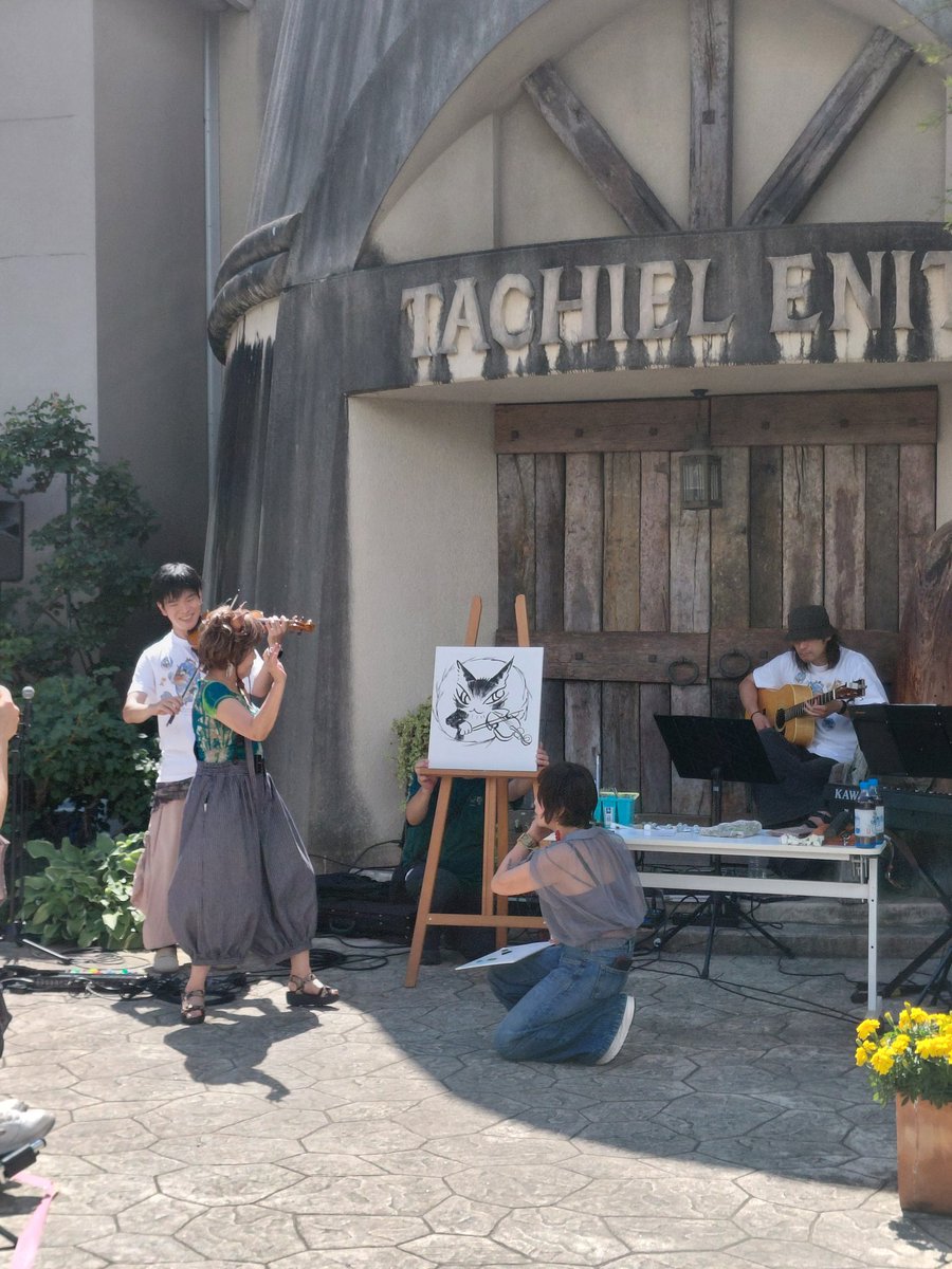 pinon1929's tweet photo. 池田あきこ先生のアートパフォーマンスだいぶ自由すぎて笑っちゃった😆
DAYAN BANDの演奏も良くってヴァイオリンで猫の鳴き声だしてんの好き😺
サイン会ではジタン描いてもらったよ😼 https://t.co/MbND9kiGfD