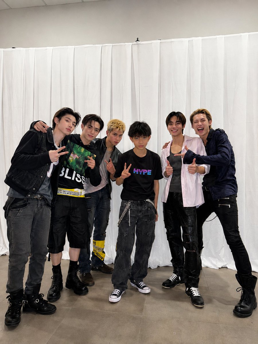 CharlesDevon16's tweet photo. Guys bisa bedain aku sama Keonho gak? Soalnya mirip bgt 🙏😊 #Cortis #Coer #moots #kpop https://t.co/7opH5AqAK5