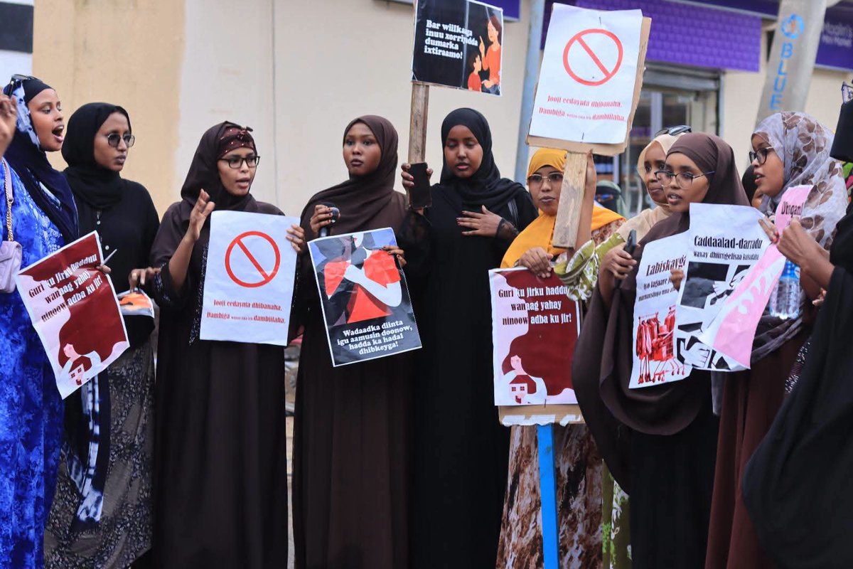 SaidYWarsame's tweet photo. Women in Mogadishu held a demonstration demanding justice after reports emerged that two young men allegedly assaulted and harassed a young on Saturday.
“We are not safe,” read one of the signs carried by protesters, highlighting concerns over women's security in public spaces. https://t.co/Rt2aZEJPX6