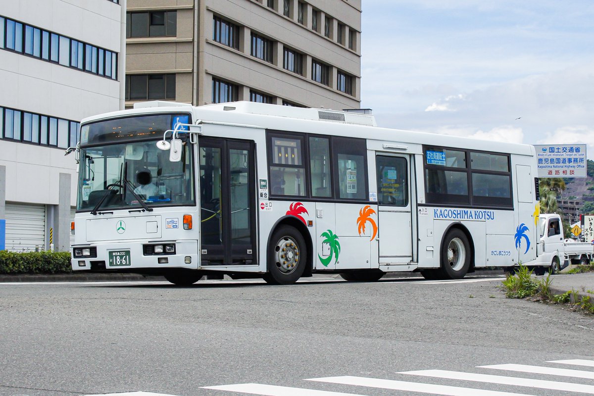 whitebus_1214's tweet photo. 鹿児島交通【200か1861,1896】
KL-UA272KAM
元:東京都交通局
比較的綺麗にエコツムリステッカーが残っている2台。隠れ1861が特徴のラッピングが最近剥がされており、例にならって🌴の配色が替わりました。 https://t.co/qErbuT9l5N
