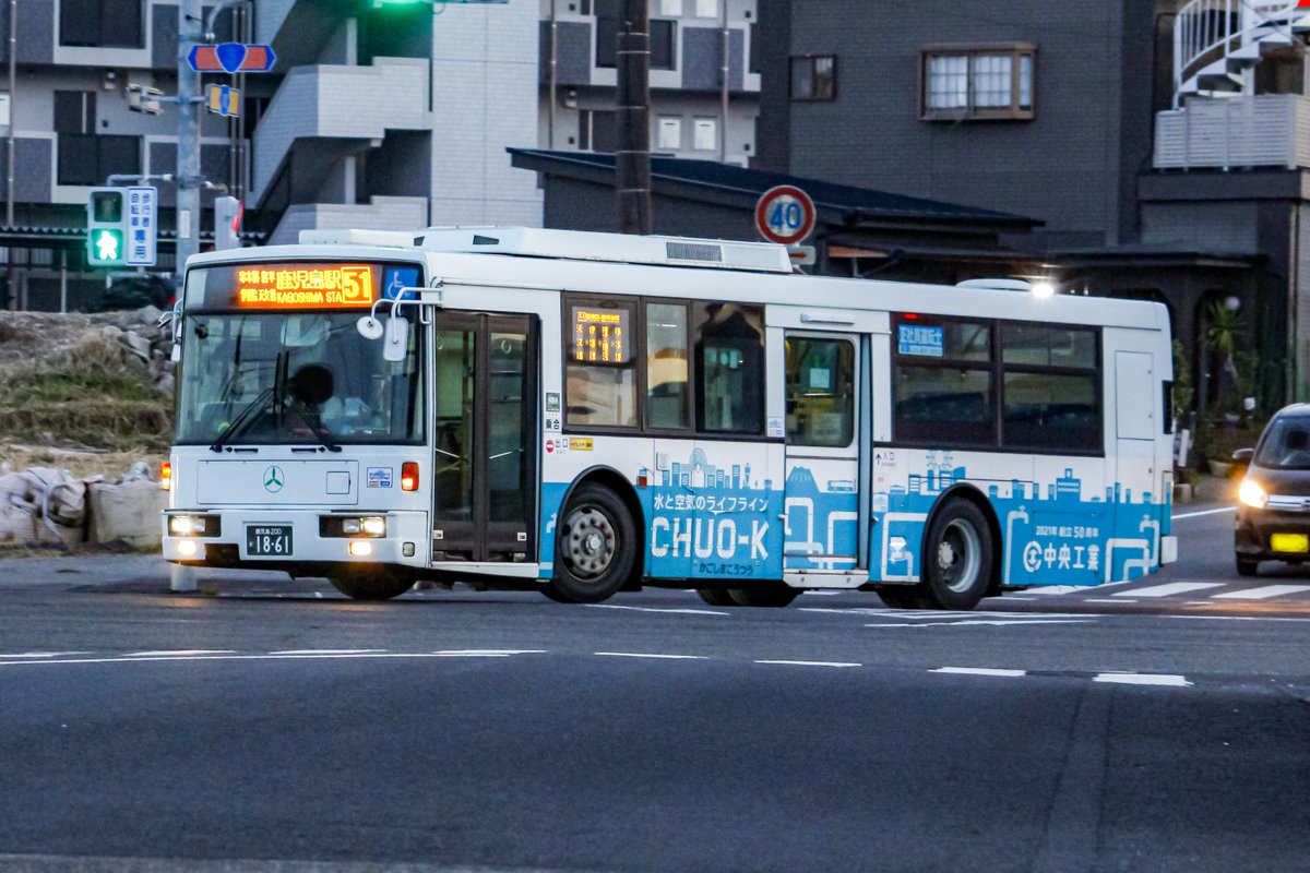 whitebus_1214's tweet photo. 鹿児島交通【200か1861,1896】
KL-UA272KAM
元:東京都交通局
比較的綺麗にエコツムリステッカーが残っている2台。隠れ1861が特徴のラッピングが最近剥がされており、例にならって🌴の配色が替わりました。 https://t.co/qErbuT9l5N