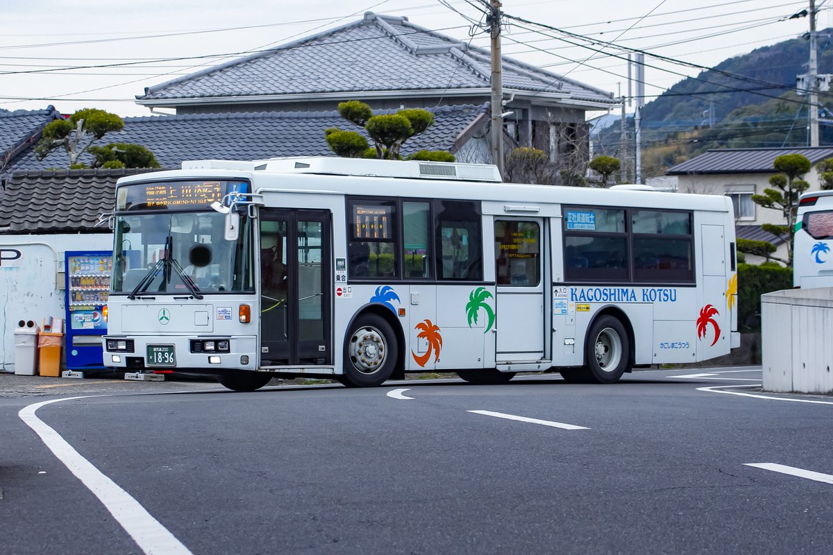 whitebus_1214's tweet photo. 鹿児島交通【200か1861,1896】
KL-UA272KAM
元:東京都交通局
比較的綺麗にエコツムリステッカーが残っている2台。隠れ1861が特徴のラッピングが最近剥がされており、例にならって🌴の配色が替わりました。 https://t.co/qErbuT9l5N