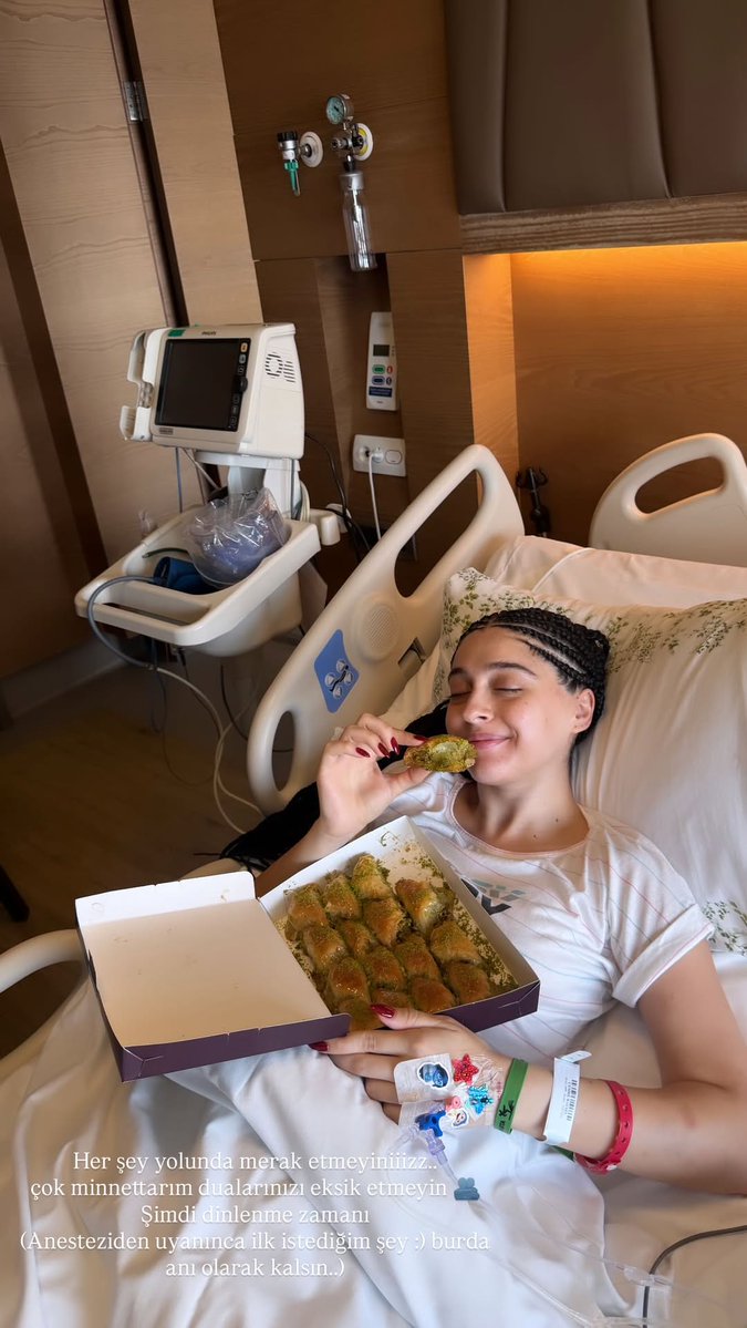 populicc's tweet photo. Cemre Baysel, ameliyattan çıktığını ve durumunun iyi olduğunu paylaştı.

"Her şey yolunda merak etmeyiniz . Çok minnettarım dualarınızı eksik etmeyin. Şimdi dinlenme zamanı. Anesteziden uyanınca ilk istediğim şey. Burada anı olarak kalsın." https://t.co/vjtOecSuC2