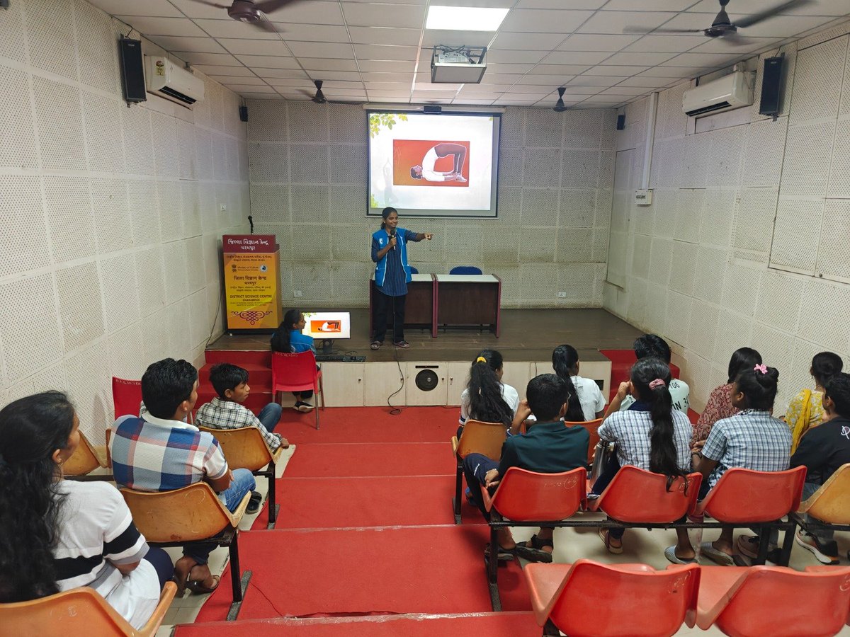 InfoValsadGoG's tweet photo. *વલસાડ જિલ્લા વિજ્ઞાન કેન્દ્ર ધરમપુર ખાતે આંતરરાષ્ટ્રીય યોગ દિવસની ઉજવણી*
 
*કારર્કિદીની દ્રષ્ટીએ આજના સમયમાં યોગ એક ઉત્તમ વ્યવસાયિક ક્ષેત્ર તરીકે પણ વિકસી રહ્યું છેઃ ડો. પ્રતિક્ષા પટેલ
#internationalyogaday #yogaforhealthyaging https://t.co/FAbbtifGh2