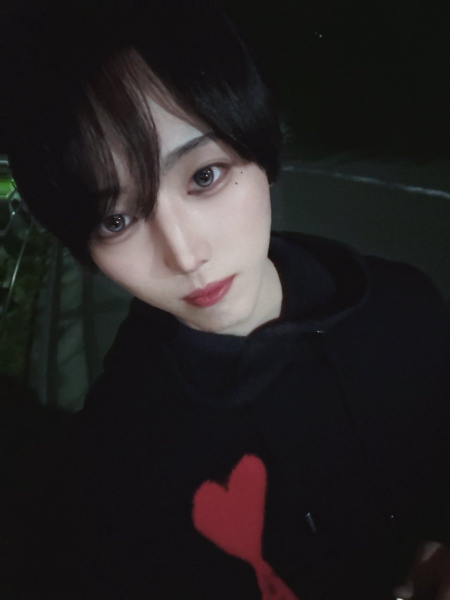 ichigo__rh's tweet photo. もう7月になるって言うのに、冬服着てる俺はおかしいのかな… https://t.co/pmPSvWtDk2
