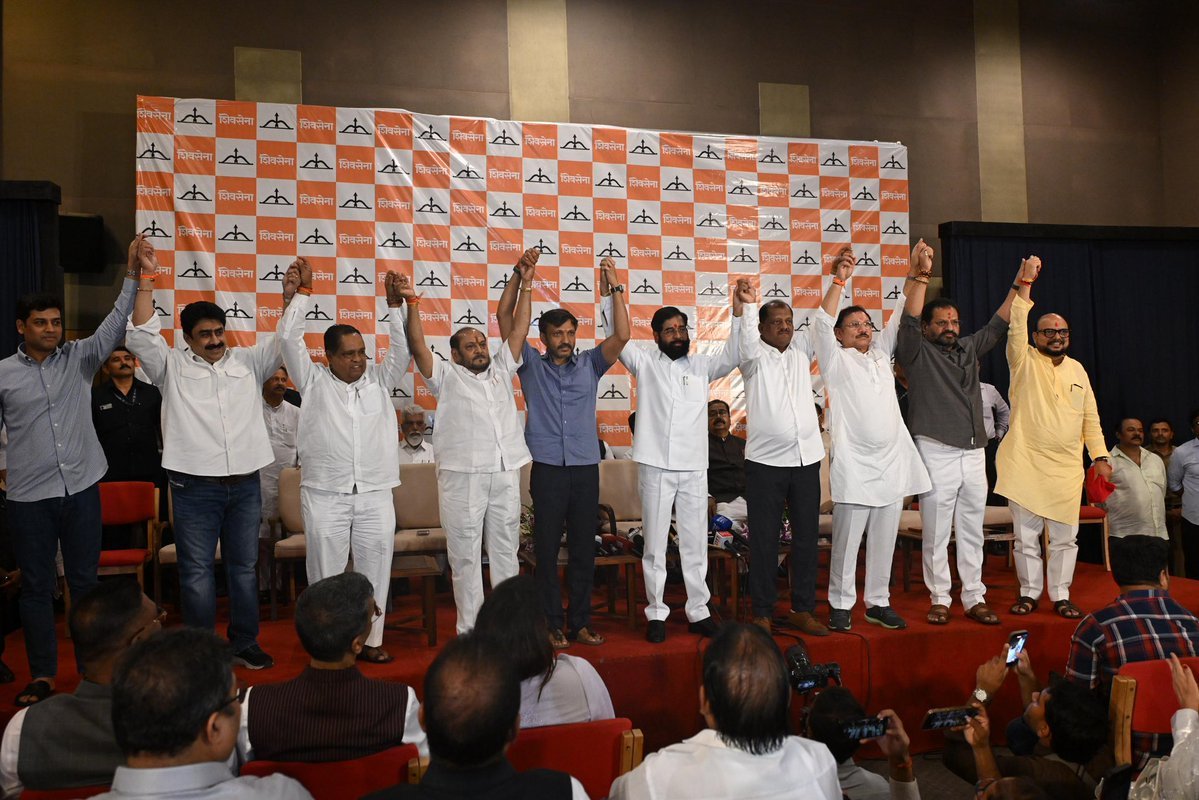 kingsmanT11's tweet photo. जनतेच्या मताशी आणि लोकशाही सोबत केलेला गद्दारीचा ऐतिहासिक अविस्मरणीय सोहळा बघा. #महाराष्ट्र https://t.co/thrcODivBO