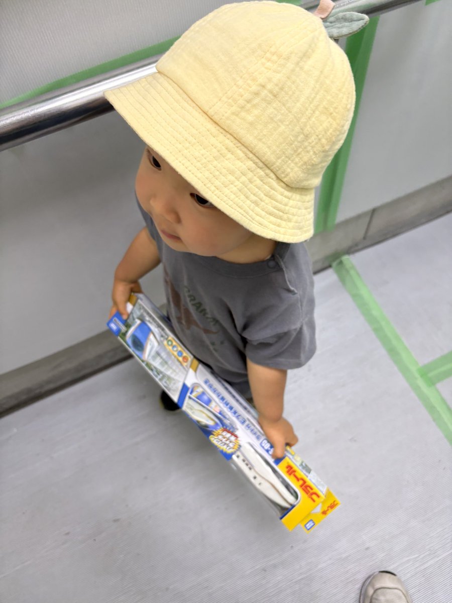 dateinumune's tweet photo. 初めてのプラレールはかがやきでした🚄
プラレール1個が高いから悩んだけど、「よし！ママがお小遣いで買ったらぁ！」とレジに行ったら400円足りなくてそっとカードを使った…。でも帰りも帰ってからも嬉しそうで可愛かったので買ってあげて良かった。2枚目はセルフモザイク https://t.co/9UbBom1gjF