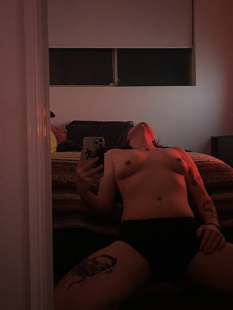 AtlasUndressed's tweet photo. Too tempting for a quiet night https://t.co/70YV865bax