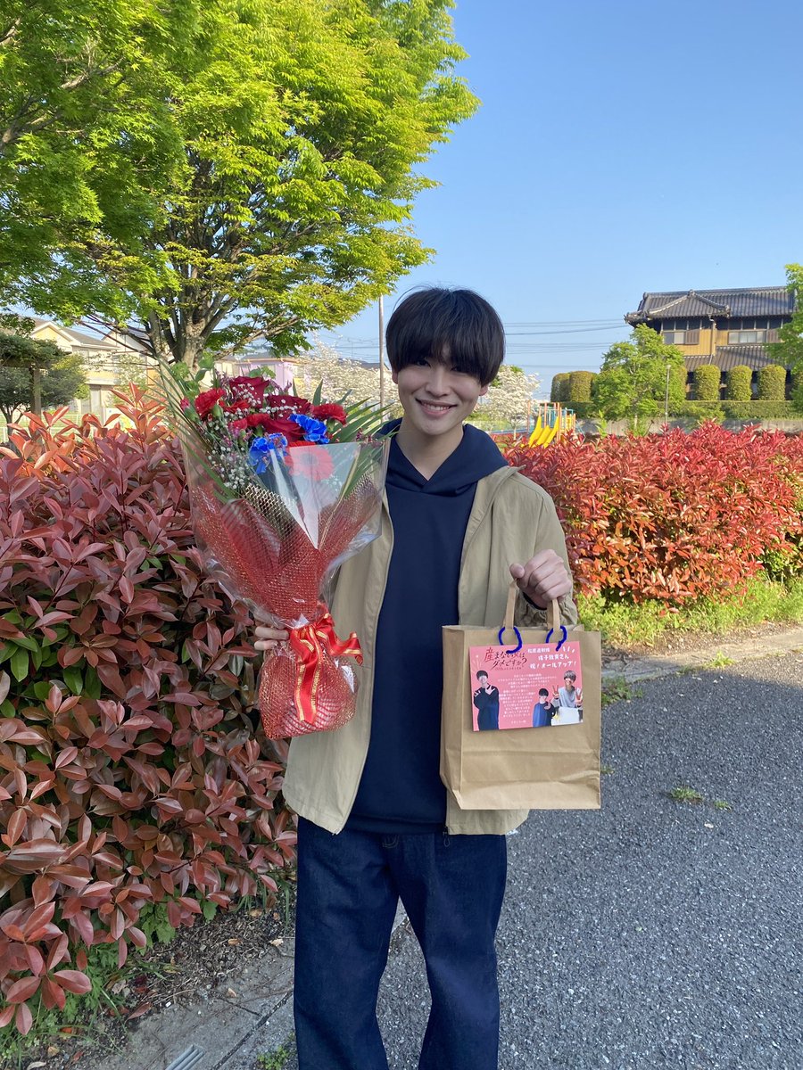 atsuki_mashiko's tweet photo. ドラマ　#うまダメ

本日最終回です。

直樹という引きこもりの子を演じた期間は
お芝居の新たな発見と楽しさ、難しさ
そして僕の成長にきっと繋がったと感じています。

夜11:06〜　是非見てね✌️

オールアップの時の写真です。
幸せそうななおきち。

#増子敦貴 https://t.co/ldrHZJvLNf