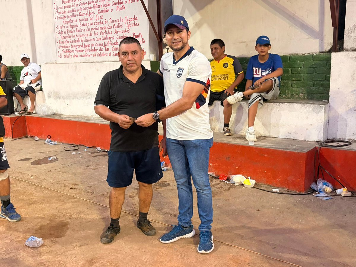 AlcalNaranjito's tweet photo. El alcalde de Naranjito, Cristian Suárez, participó en una jornada deportiva realizada en el Complejo Deportivo Carlos Miranda, ubicado en la ciudadela San Elías, sector El Cementerio, donde compartió con los jugadores de vóley y reafirmó su compromiso con el impulso al deporte. https://t.co/WsjwZfPTzz