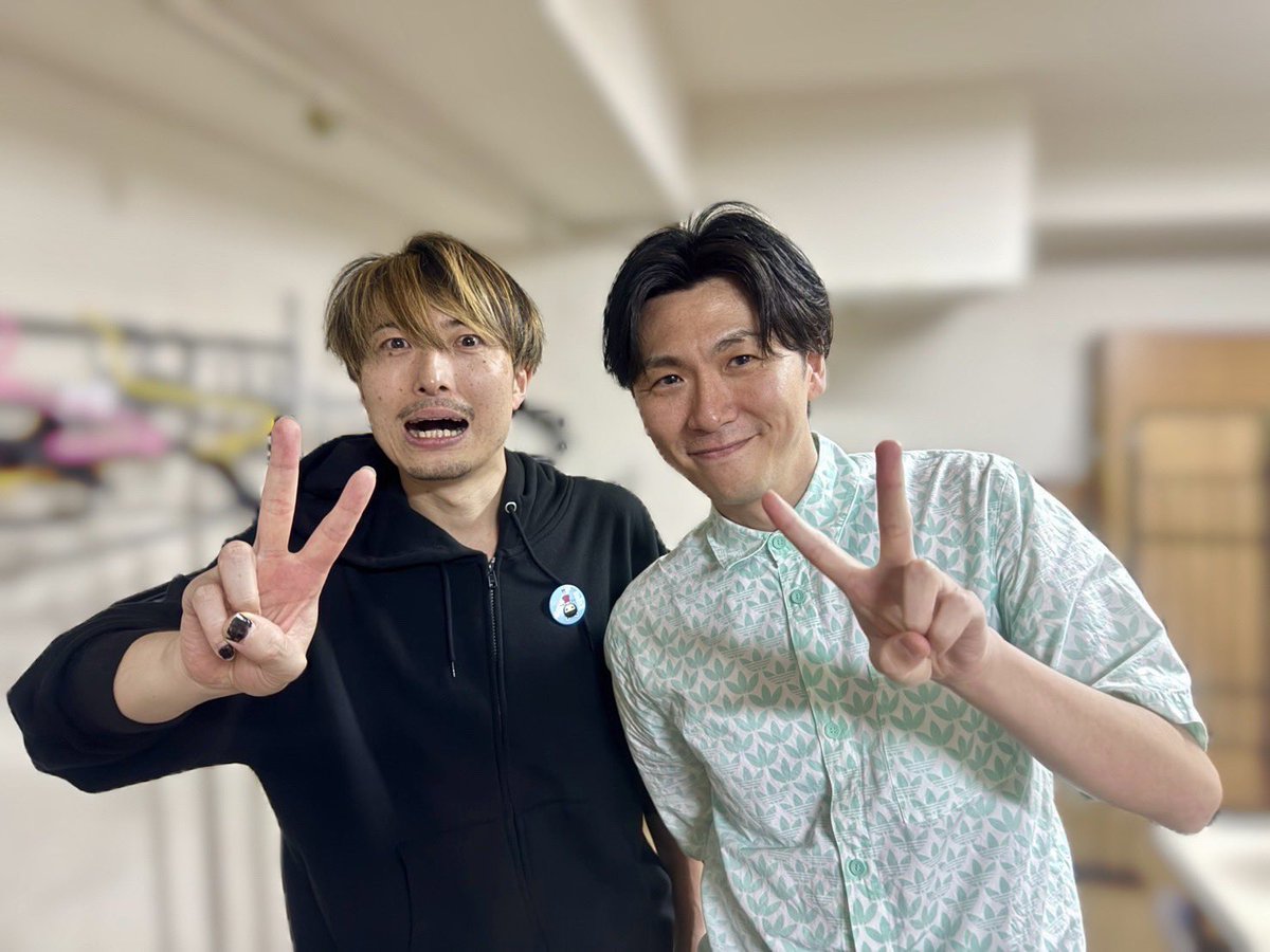 kaki_kuu_kyaku's tweet photo. 〈今夜の二枚〉

『真ッ逆様』アフタートークゲストの堀越涼さんと。中屋敷とは演劇サークル・青山学院大学演劇研究会の同期です。旗揚げ初期は柿喰う客の作品にも多数出演してもらっていました。うれしい。会えて本当にうれしい。

by.なかやしき https://t.co/32Hdi6gsth