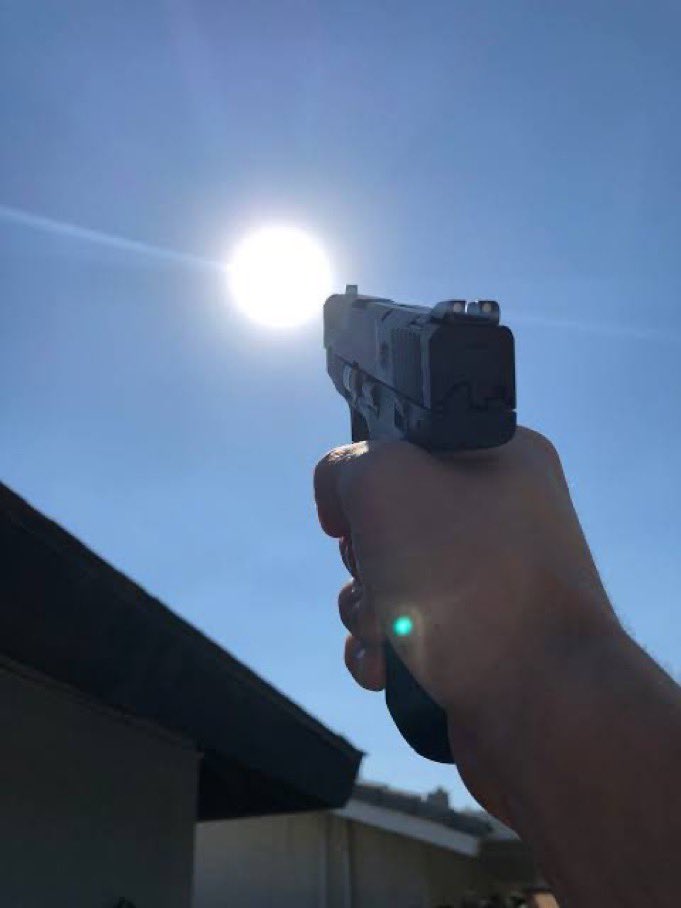 hyukkeiz's tweet photo. is the sun bothering you queen https://t.co/tnnJYc0R23