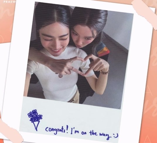 jamedeamas's tweet photo. Ling’s most treasured safezone photo is a graduation selfie with Orm. Orm’s is a matching outfit pic with Uni 🥹

now we all know Ling wasnt joking when she said "When it comes to love, no one can beat me" 😭

PRAEW MAGAZINE X LINGORM 
#DearMySelfxLingOrm https://t.co/5pUTBeGrT0