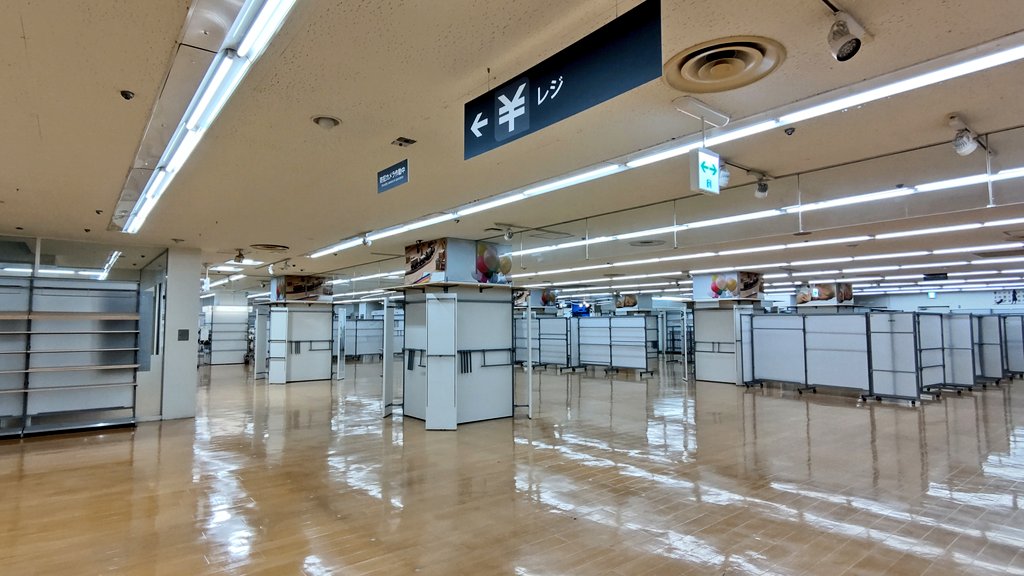 ichitamo's tweet photo. 幼い頃から利用させていただいている、地元の総合スーパー「西友河辺店」さんの閉店が近づいてきた。日に日に売場が縮小されていく様子を見て、自然と涙があふれてきた。 https://t.co/FQLOo9EBMl