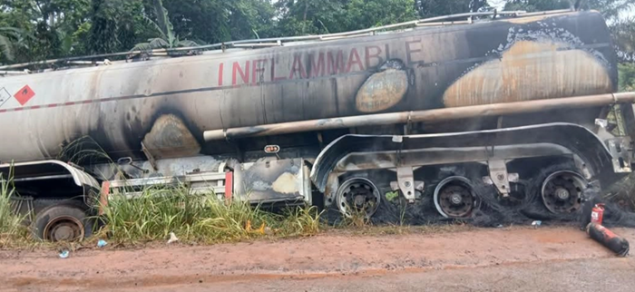 guinee7com's tweet photo. #Macenta– #NZérékoré : un camion-citerne s’embrase à Kèrèmèda au petit matin https://t.co/lEVlLwhplH https://t.co/13B6VOouW5