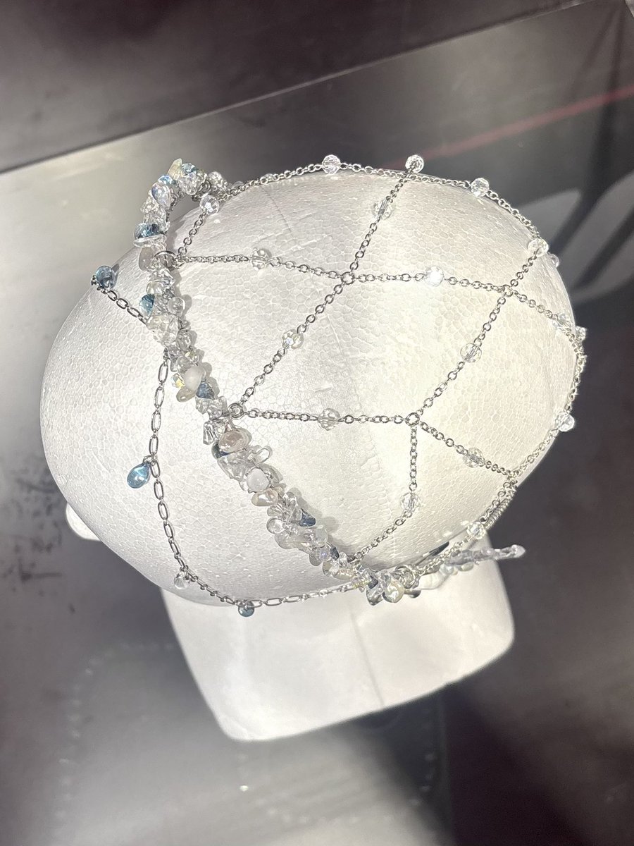 mlt190306's tweet photo. 女神の頭✨💧
ピンとかで髪に留めるんじゃなくてカチューシャになってるのが素敵🩵
#milet_RayofWater https://t.co/tuIj1ufaxo