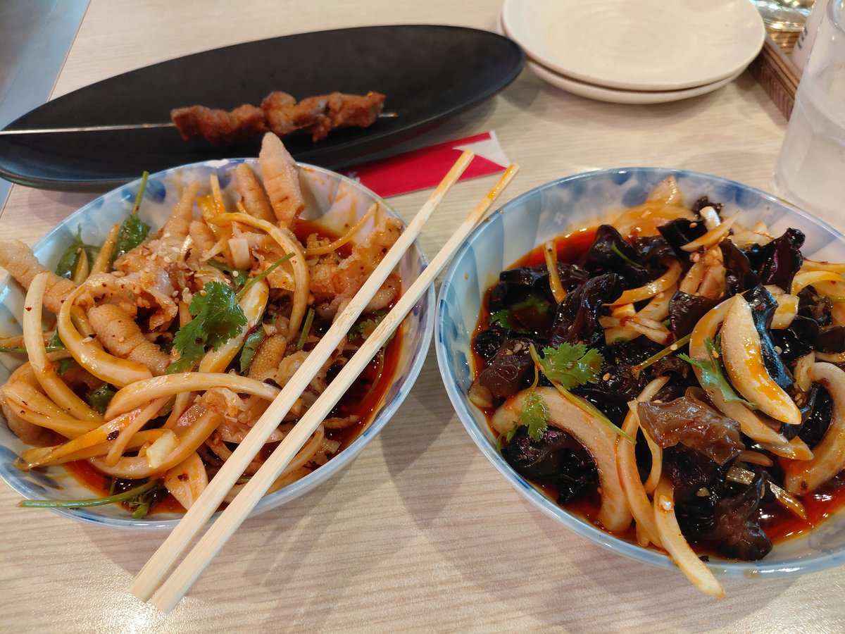 hashihaka's tweet photo. 映画の前に気になってた｢沸騰小吃城｣で遅めのランチ。鳳爪(鶏の足)と木耳の和え物。辛さが大陸そのままだった。辛旨でした◎。広東北京四川等々、著名な地域の大陸料理は揃ってる印象。また行く。気がつけば池袋は横浜を凌ぐ中華街になっていたね。 https://t.co/WggTiCMjQT