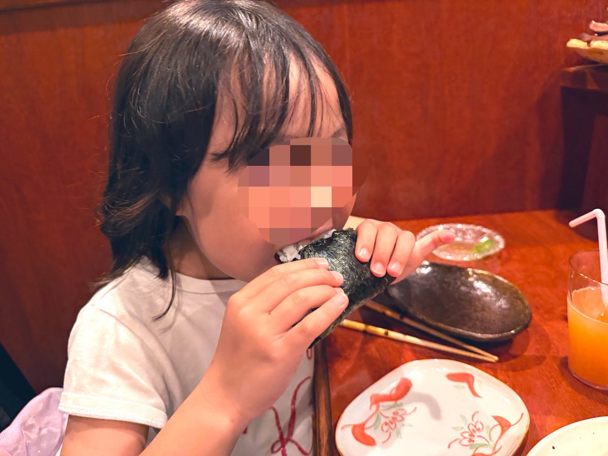 _Jeweled's tweet photo. 博多1日目ディナー
「八お野」
イノシシ生ハムのサラダ
ごまさば
とり天
そら豆と桜エビのコロッケ
次女に鮭おにぎりとフルーツトマト

どれもほんっっとうに美味しかった！！
メニューにお値段書いてないの怖かった、お酒1杯飲んで8800円でした　高い？安い？ https://t.co/SEWfDf3c2I