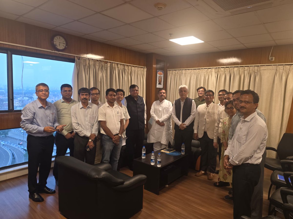 cmowbgov's tweet photo. Today at Nabanna, the Hon’ble Chief Minister, Shri Suvendu Adhikari, held a cordial interaction with officials of the Finance Department.
A glimpse from the occasion. https://t.co/edJLfDgcm6