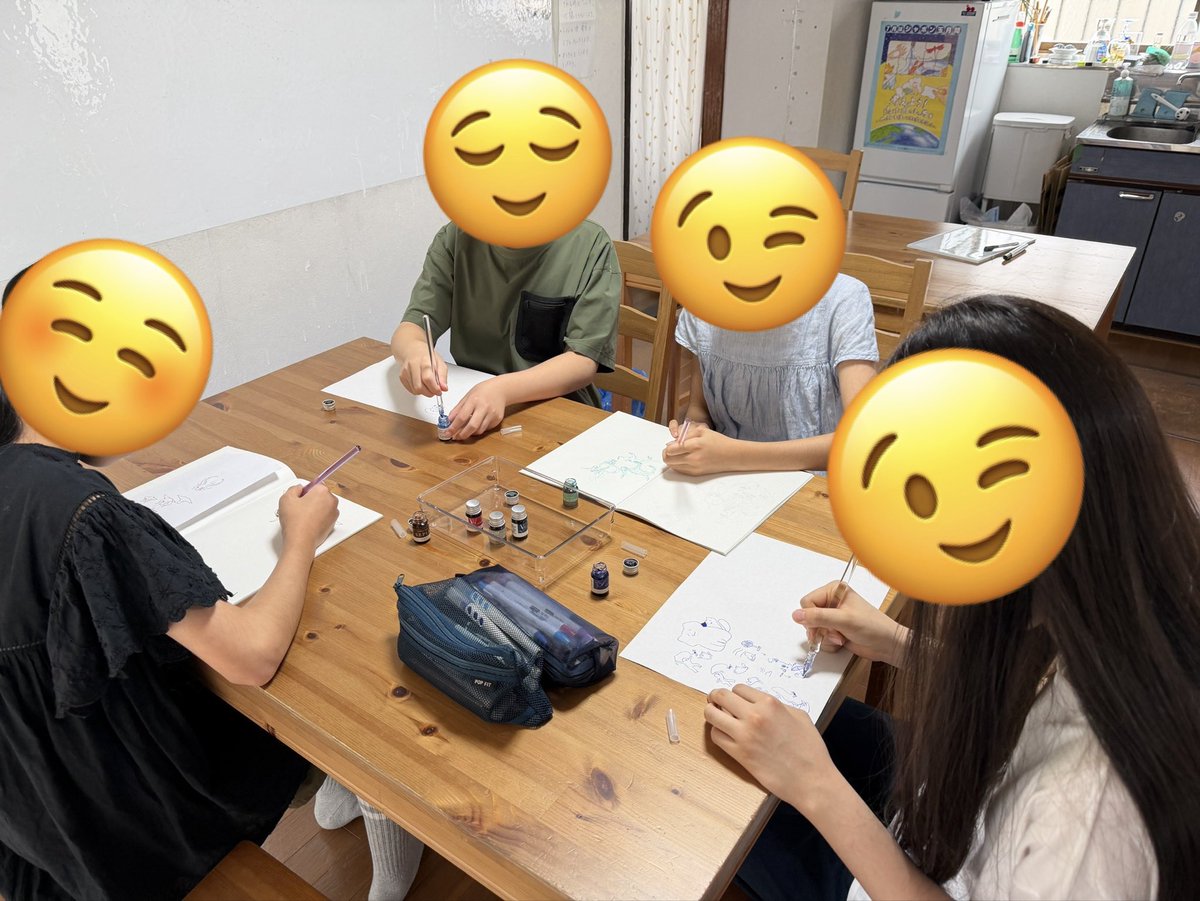 koko_labo's tweet photo. 月４回だけ参加の人限定day🌈
午前は　静かに集中勉強✏️
午後はみんな大好きガラスペン✒️どんどん湧き出るイラストに関心するばかり😌
#プリスクールkokolabo
#子どもの居場所
#ガラスペン
#円谷英二を知る https://t.co/iCUpwWqMza