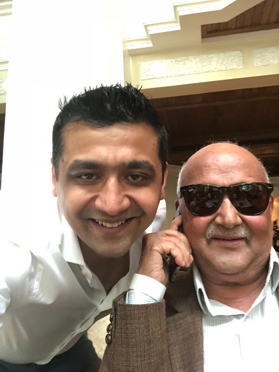 kathmandupati1's tweet photo. नेकपा एमाले र माओवादी केन्द्रबीच एकता हुँदा मध्यस्थकर्ताको भूमिकामा देखिएका थिए दीपक भट्ट। त्यसबेलाका केही दुर्लभ झलकहरू- हेर्नुहोस् चार फोटो। https://t.co/UemWgnCayd