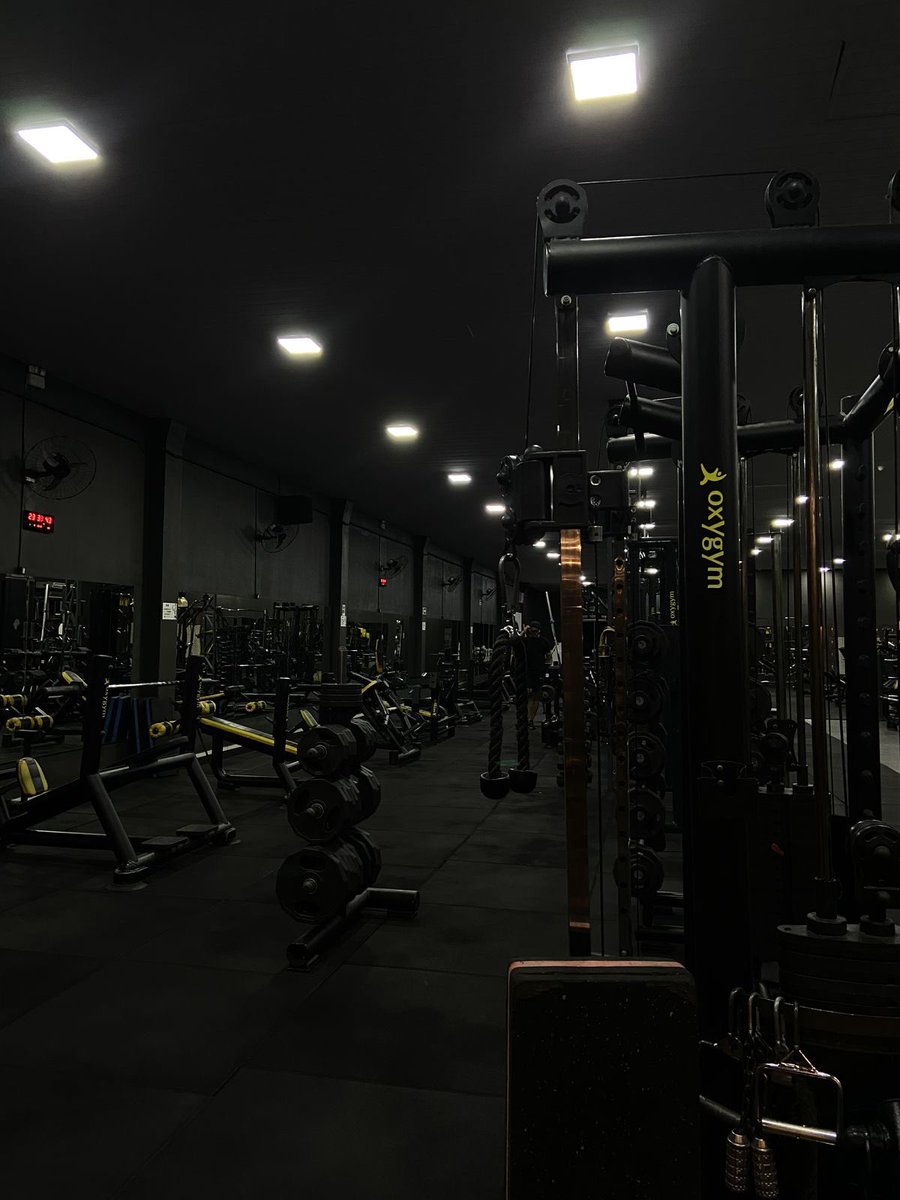 trickyinvestor's tweet photo. i don’t know why, but most commercial gyms are too bright and colorful with loud music playing all the time… i’d rather train somewhere with dark interiors, low lighting, quiet atmosphere, and a little depressed feels like batman building himself up in silence underground https://t.co/R5xQQaMdjk