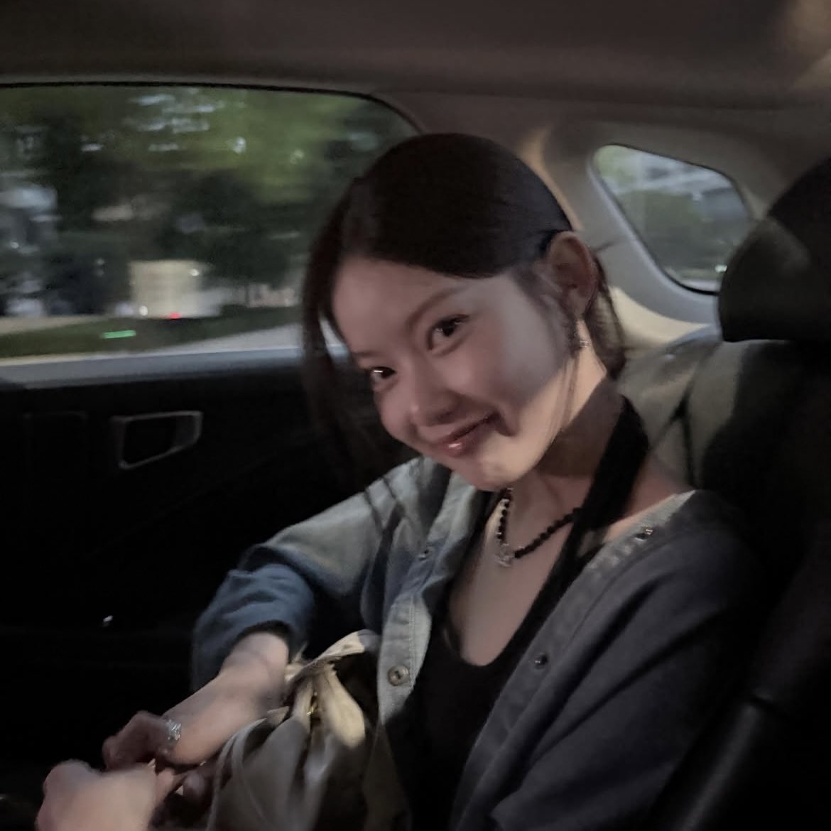 baebillan's tweet photo. : ยิ้มไรไอตี๋
: ป๊าววว
: ก็เห็นว่ายิ้มอยู่
: ยิ้มให้คนน่ารักแถวนี้
: ใคร นอกใจเค้าหรอ
: ก็บี๋ไงง จะมีใครอะ
: แล้วไป 
: ☺️ 

#เอินมิ้น https://t.co/MG8NYyqHcq
