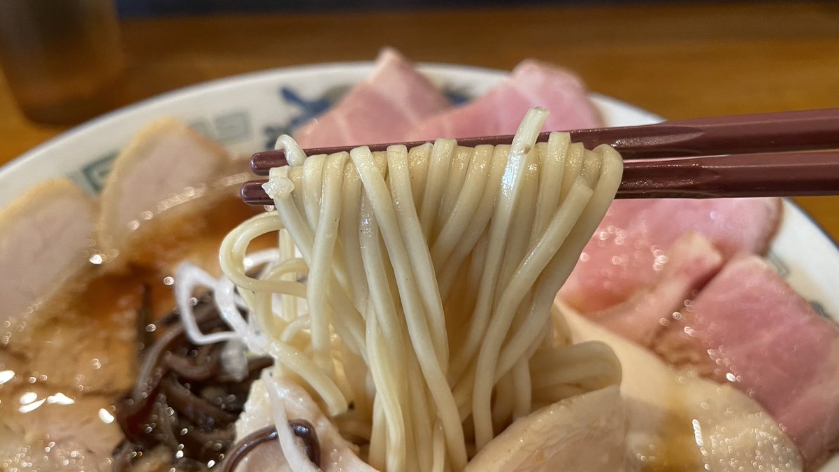 oinagoya's tweet photo. らーめんニュー直方の朝らーめん(チャーシュー増し)を食べに、名古屋においでよ。  
優しいスープが素敵な、朝にピッタリなラーメンだよ。   

高架下のお店で、大満足の1杯に出会ってね～🍜 https://t.co/rZxgoXZOLf